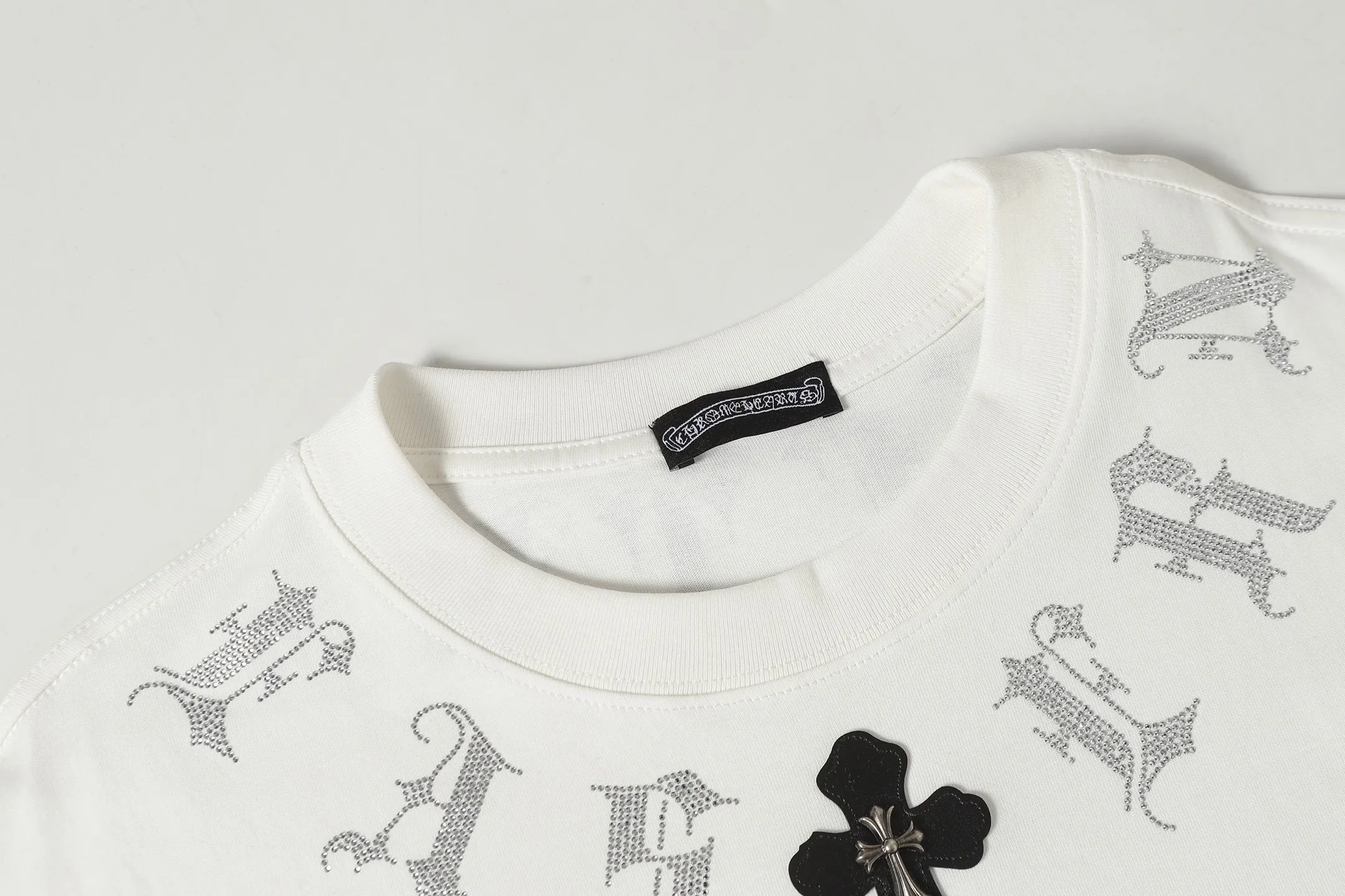 P160 Cross-border running quantity model, please do not place an order if you pursue quality -Chrome Hearts/Chrome Hearts Sanskrit hot diamond Sanskrit horseshoe explosive short-sleeved T-shirt -High weight, high density and high quality, soft, delicate and skin-friendly wool, soft and silky to the touch, excellent warmth and skin-friendly properties -Customized weaving and dyeing, no color difference, no matter the fabric or workmanship details, beat the ordinary version on the market -Colour: black white -Size: S M L XL